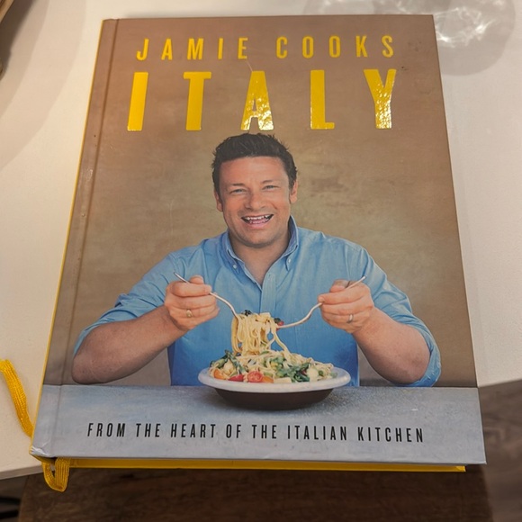 Jamie Cooks Italy Cookbook - Picture 1 of 4